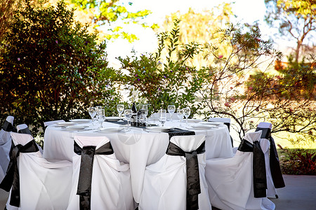 婚宴招待会设置为装饰主题桌布酒杯椅子玻璃餐具餐饮餐巾接待奢华餐厅背景图片