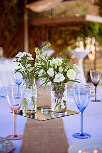婚宴招待会设置为装饰主题环境餐巾餐具酒杯银器桌布婚姻餐厅仪式派对背景图片