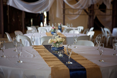 婚宴招待会设置为装饰主题用餐椅子玻璃派对桌子桌布环境庆典仪式餐具背景图片