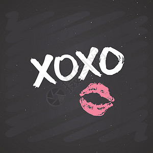 手绘嘴唇XOXO 毛笔字母符号 Grunge 书法拥抱和亲吻短语 互联网俚语缩写 XOXO 符号 黑板背景上的矢量插图横幅海报服饰粉笔婚背景