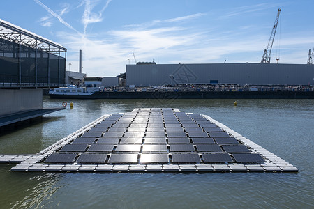 太阳能电池板在港口漂浮 曾经用清洁技术概念生产电能用于发电水库商业发电机光电池环境浮力科学收费天空回收背景图片