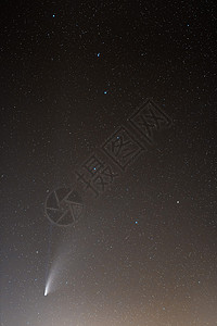 彩色彗星尾光新彗星及其在Ursa主要星座下面的两个长尾尾目背景