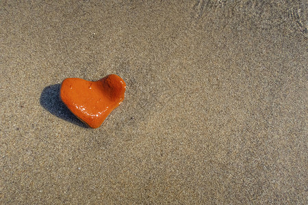 沙滩上的心形图案沙滩上的橙色心形石头墙纸海洋橙子假期岩石宏观环境碎石鹅卵石海岸背景