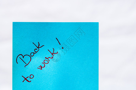 回到工作时的笔迹文字在蓝纸上特写说明标签短信商业写作贴纸笔记纸日程备忘录笔记背景图片