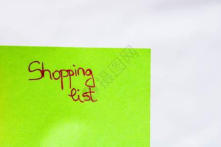 购物列表笔迹文本特写绿纸上孤立的文字背景图片