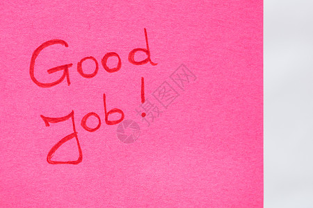 好工作笔迹的文字 特写了在粉红纸上与c隔离的C背景图片