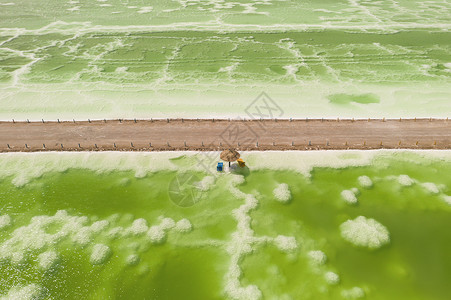 察尔汗绿色盐湖和海滩雨伞 天然湖底背景海洋水晶旅游天线海岸线海岸天堂支撑环境盐水背景
