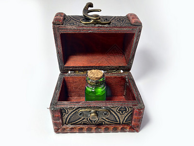 装有绿色药水的木箱 在白色背景隔绝的老宝箱 炼金术设置与烧瓶 带有彩色液体的小玻璃瓶 用于游戏角色扮演 魔法药水背景图片