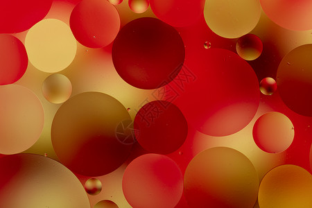 红色漂浮圆圈彩虹照明效应中的封闭水和石油抽象物墙纸橙子宏观液体气泡蓝色反射玻璃宇宙水滴背景