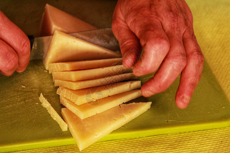 曼切戈三角形的芒切戈芝士切片乳制品烹饪味道美食桌子文化厨师砧板小吃饮食背景