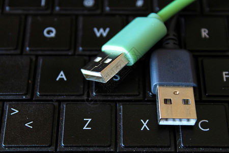 连接连接器黑色键盘笔记本电脑上的 USB 连接器工程插头接口公共汽车港口电子产品按钮适配器电缆技术背景