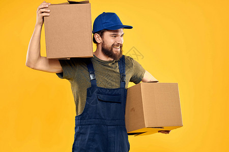 铲头装货带箱子的男工手递托运货物装货运输服务送货盒子纸板工作工作室邮件包装蓝色船运纸盒背景