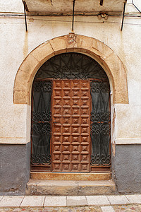 西班牙阿尔巴塞特省阿尔卡拉兹大房子的旧外墙和入口木头旅行纹章石刻金属遗产雕刻做工木质历史背景
