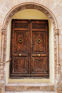 西班牙阿尔巴塞特省阿尔卡拉兹大房子的旧外墙和入口游客旅行历史遗产木质建筑学石刻做工木头建筑背景