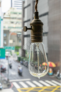 古老的光灯泡审美与市中心背景挂起玻璃白色球泡灯古董黑色金属城市艺术市中心风格背景图片