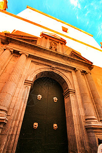 中式合院阿利坎特的巴里圣尼古拉斯合院历史性观光大教堂钟楼蓝色风景崇拜教会上帝旅行背景