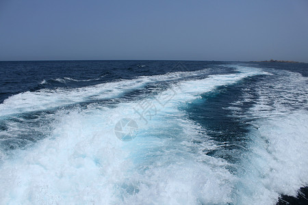 船痕迹醒来时 背着船和塔巴尔卡岛在海上血管海浪天空小路踪迹地平线假期旅行速度海洋背景