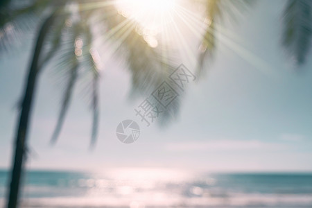 模糊的夏季散景海滩与阳光和蓝天太阳假期辉光热带背景旅行天空蓝色墙纸地平线背景图片