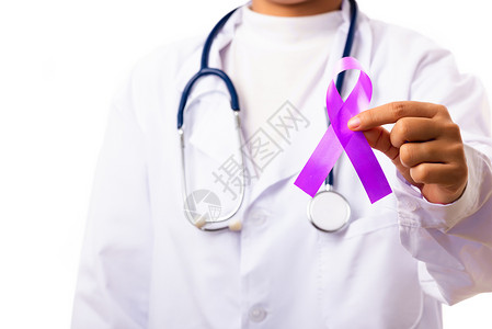 女医生穿白制服 手握紫色丝带帮助女性胃肠病活动疾病治疗世界女士神经病狼疮背景