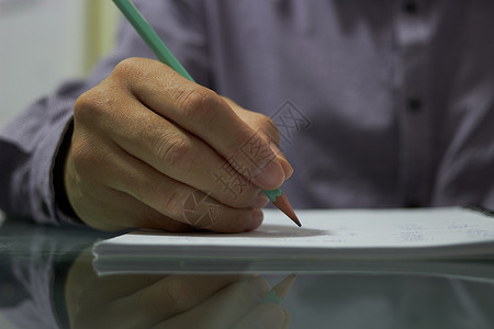 店铺绘画素材手握笔记本纸上的铅笔写作女性女士商业测试咖啡记事本学生工作日记背景