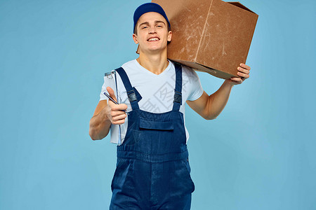 铲头装货带纸板箱送货装货车的男工人生活方式蓝背景货物邮政成人套装商务盒子男人服务纸盒领带背景
