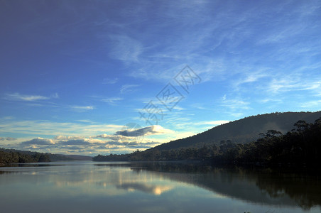 和平反思塔斯马尼亚A湖中的摇篮山高清图片