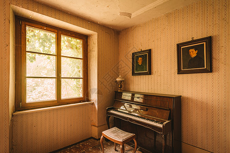钢琴开课了一个旧旧的废弃庄园 古董家具和美观建筑房钢琴艺术窗户房间金库墙纸房子建筑废墟冒险背景