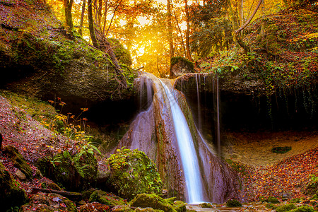 肯塔基州秋天瀑布有橙色和黄色的颜色 秋天清澈 寒冷的水流进半荒地腹部丛林雨林生长传统勘探游泳枫树太阳金子背景