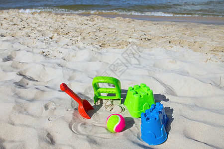 海滩上的一些玩具背景图片
