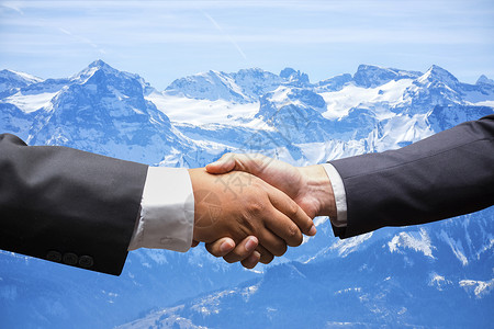 商务人士在瑞士的雪山上握手摇手背景