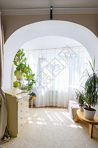 石丸盆素材以拱门的形式从房间出口到宽敞的玻璃阳台背景