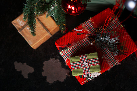 圣诞礼物 新年快乐礼品盒盒子贺卡假期新年季节礼物圣诞礼物盒丝带背景图片