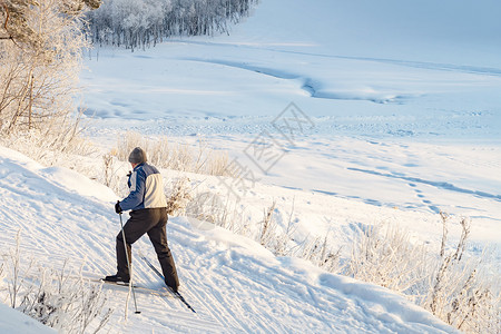 0元免费看滑雪人向上移动 从俄罗斯西伯利亚上空看运动员旅游登山远足雪崩橙子滑雪者天空冰川旅行背景