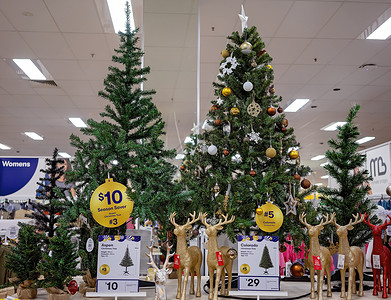 塑料驯鹿购物中心商店售卖的圣诞装饰品背景