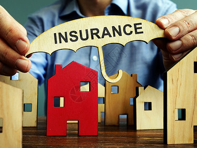 地产保险或家庭保险 男人拿着一把小伞背景图片