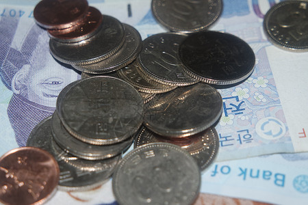 韩国钱素材韩元硬币散落在木地板上的韩币上银行收益国家金融投资宝藏银行业金属商业青铜背景