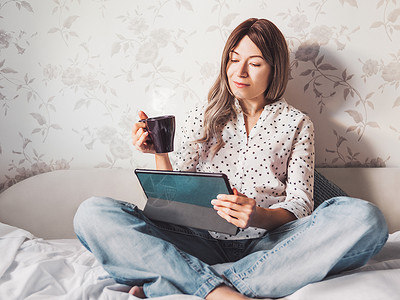 小欢喜电视剧女人用平板电脑坐在床上 喝着热咖啡房间互联网插曲工具电影手表电话女士氛围咖啡背景