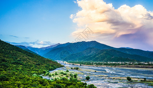 阿拉特河谷靠近Kvareli的高加索山脉天空绿色水流日落景观场地蓝色调子爬坡乡村背景