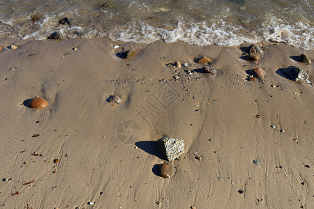 美丽的石头石块碎片 在无海平面的海滩上海洋鹅卵石矿物宏观岩石地面材料支撑团体卵石背景图片