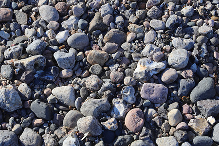 美丽的石头石块碎片 在无海平面的海滩上矿物海岸碎石地面卵石支撑花岗岩材料岩石海洋背景图片