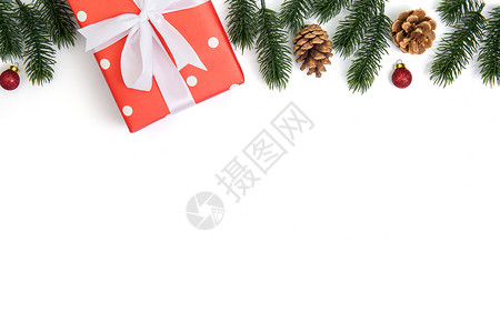 礼物盒树圣诞节假日配有红色礼品盒和装饰品i艺术丝带季节手工小样礼物云杉松果假期周年背景