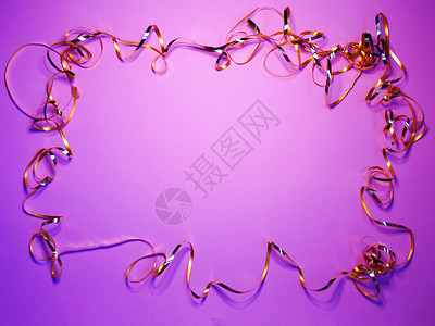 紫色的丝带粉红背景的长大金丝带框架 复制新年的空间背景