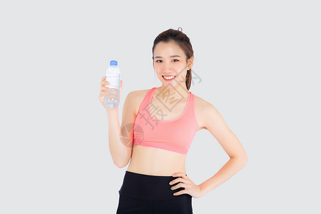锻炼后喝白酒的运动中美丽的年轻年青女子成人活力训练健身房身体数字女士女性营养瓶子背景图片