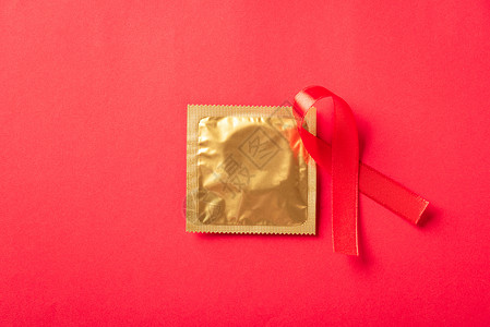 红色避孕套安全的意识高清图片