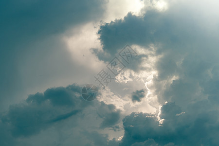 死飞单车灰色天空和有阳光的飞云 云彩多云 背景背景