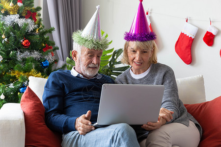 老年退休夫妇在基督时期连接电脑笔记本电脑高清图片