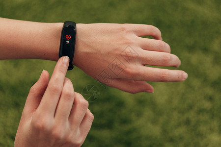 智能手表应用程序人手的聪明观察 心跳检查手表时间保健运动商业创新监视器手镯健身工具背景