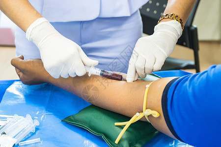 医生在手臂上注射针头 以收集血液进行血热测试护士医院女士采样药品甘油三酯注射器压力考试医疗背景