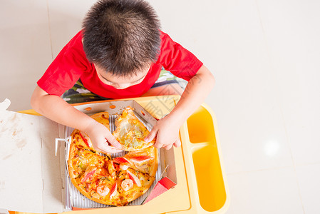 小可爱吃披萨 最美景香肠蔬菜送货食物孩子男生女性桌子孩子们午餐背景图片