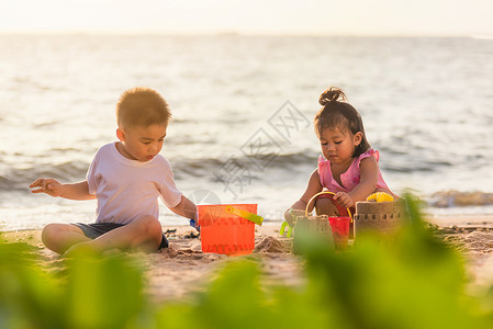 男女少男少女兄弟和姐妹家庭玩沙子支撑姐姐朋友们海岸孩子们海洋城堡女孩快乐旅行背景图片